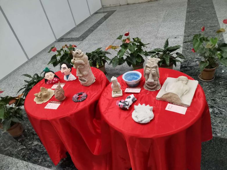 2019年12月31日师生艺术体验作品展览布置3